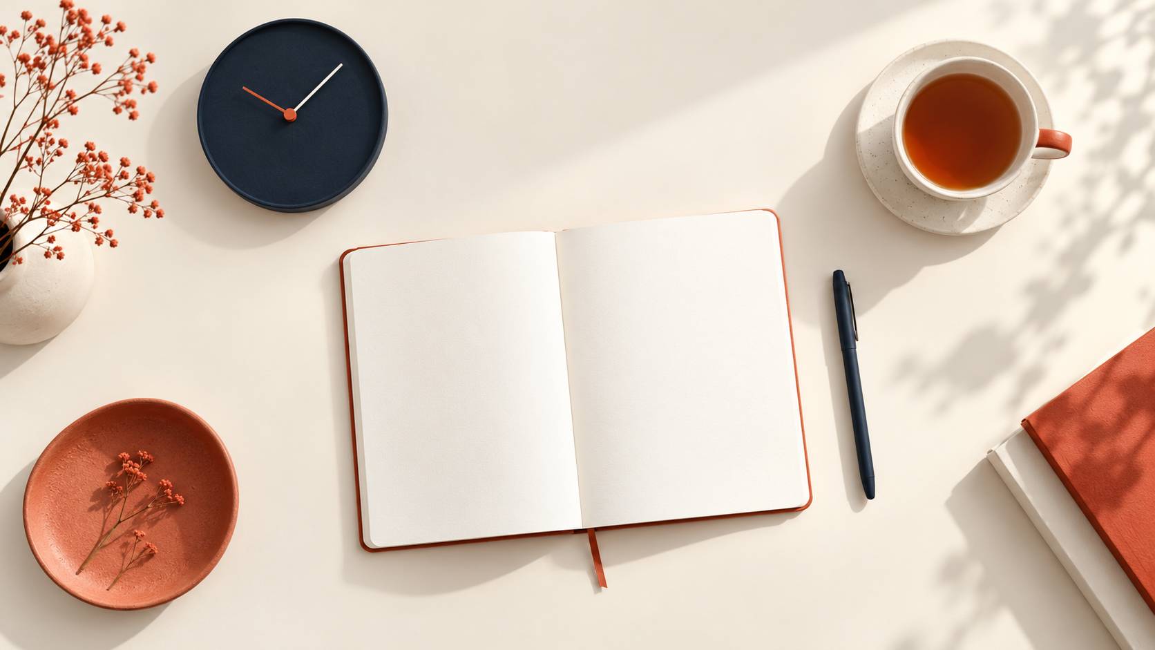 Horloge analogique et carnet ouvert sur un bureau